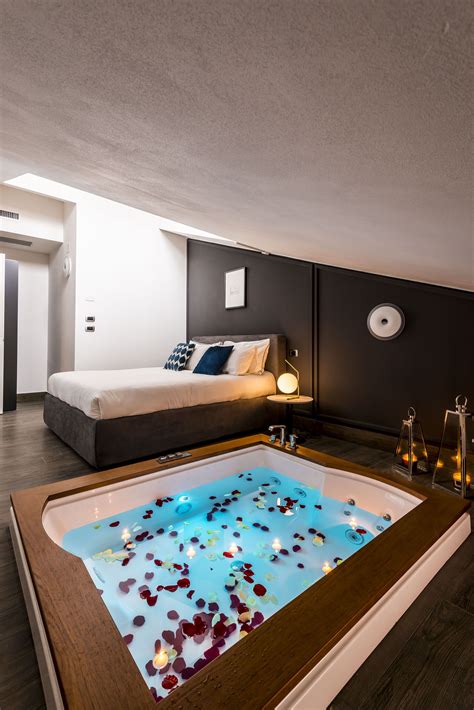 Room with jacuzzi .